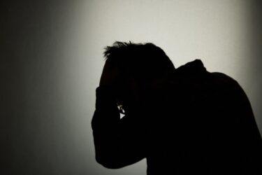 お金が人を自殺させる？